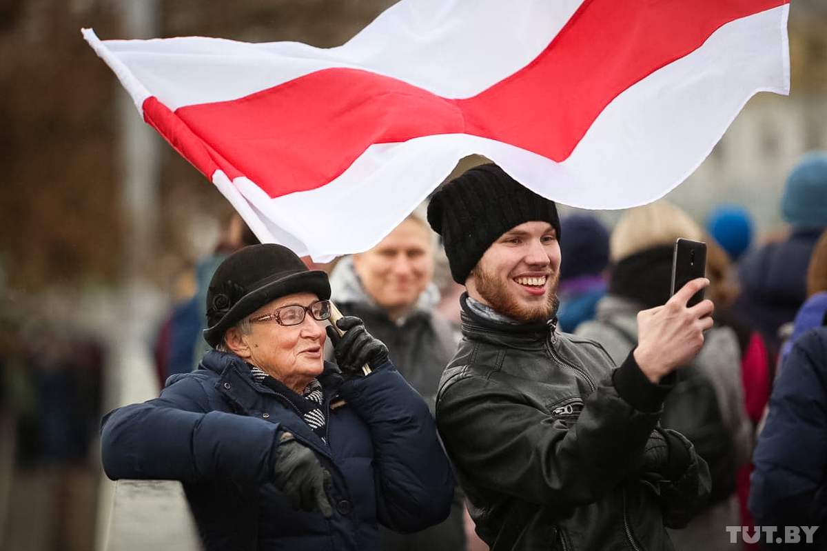 8 декабря беларусь. Беларусь оппозиция. Белорусские оппозиционеры. Оппозиция это. Флаг оппозиции Белоруссии.