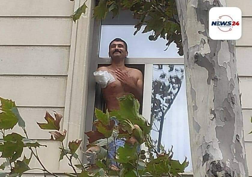 Farid_Shahbazli's tweet photo. Bir qolunu savaşda itirən igidimizin xəstəxanadan Şuşa xəbərinə reaksiyası. İlahi, sən bu xalqı kiçik görənlərin gözünü kor et! https://t.co/qKc7G27vr7