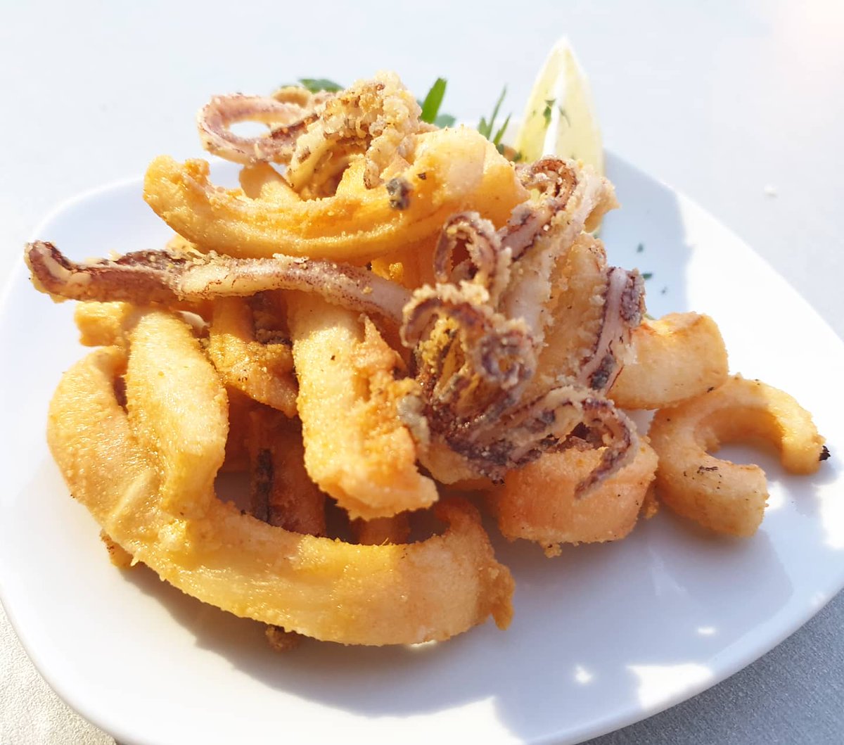 ChemaV's tweet photo. Recuerdos de verano, #BarSolana, el formato más casual de @igNachoSolana con una carta más orientada al picoteo y a compartir raciones pero el mismo altísimo nivel de su hermano mayor el restaurante estrellado. #OjalaAlliAhora https://t.co/S4jZfQTPJl