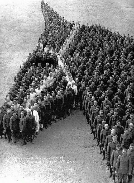 BettingSitesCom's tweet photo. Soldiers pay moving tribute to eight million horses, donkeys, and mules who died during the First World War. (1915) https://t.co/TmJAQBE70Z