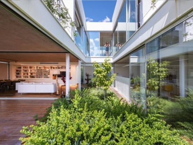 NegocialF's tweet photo. Visitons en images cette étonnante construction où la verdure représente 
60% de la surface du plancher du bâtiment 🌿 #ImmobilierInsolite  https://t.co/YDxYHD8nix https://t.co/HtSz01ywkE
