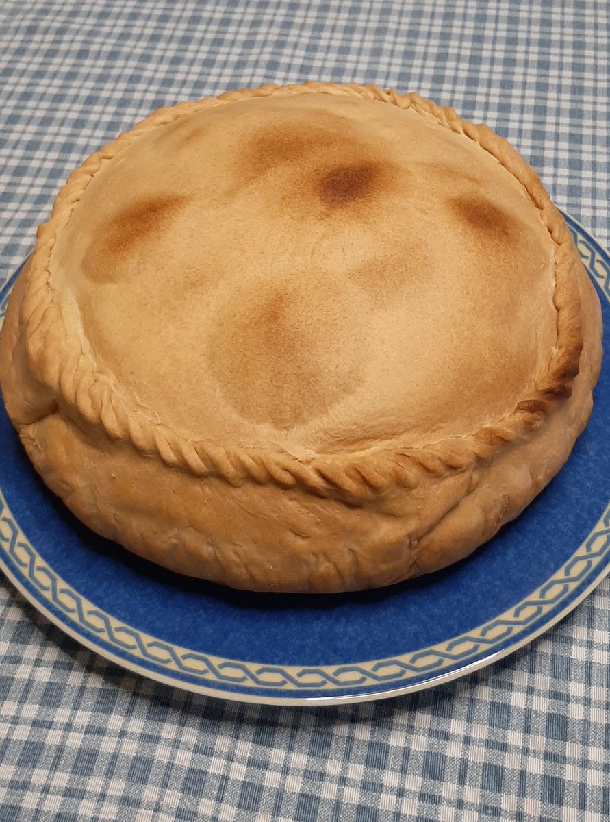 lula_aseu's tweet photo. Questa è la mia ,fatta da me ...
Ripiena di carne patate e piselli.
#SaPanada
Buon pranzo a tutti 😋 https://t.co/3SUon9bYPO