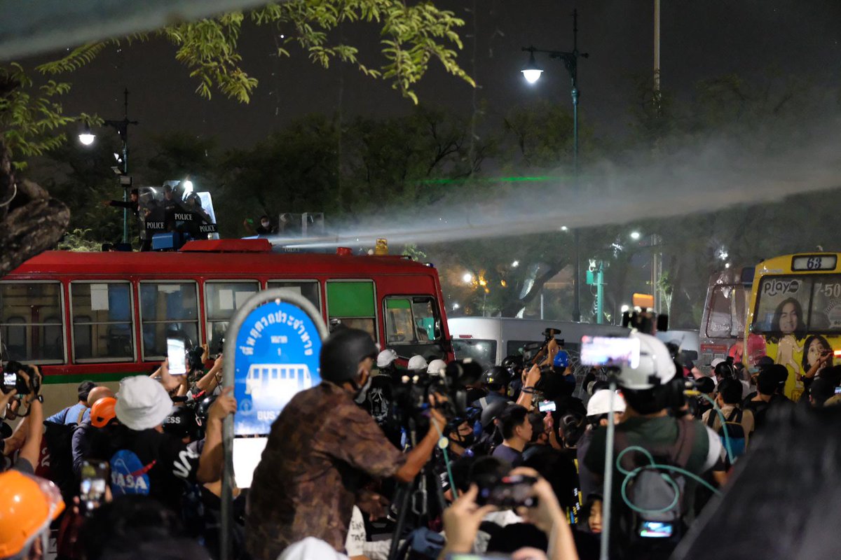 ThaiEnquirer's tweet photo. The water cannons were deployed earlier without warning and into a crowd mixed with press, protesters and children. 

Protesters understandably mad. 

#ม็อบ8พฤศจิกา #whatishappeninginthailand https://t.co/bYvXjdckFK