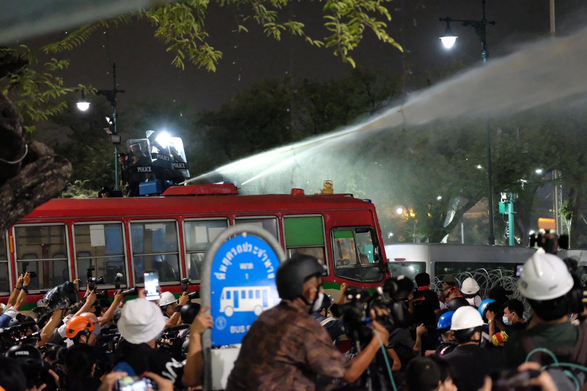 ThaiEnquirer's tweet photo. The water cannons were deployed earlier without warning and into a crowd mixed with press, protesters and children. 

Protesters understandably mad. 

#ม็อบ8พฤศจิกา #whatishappeninginthailand https://t.co/bYvXjdckFK