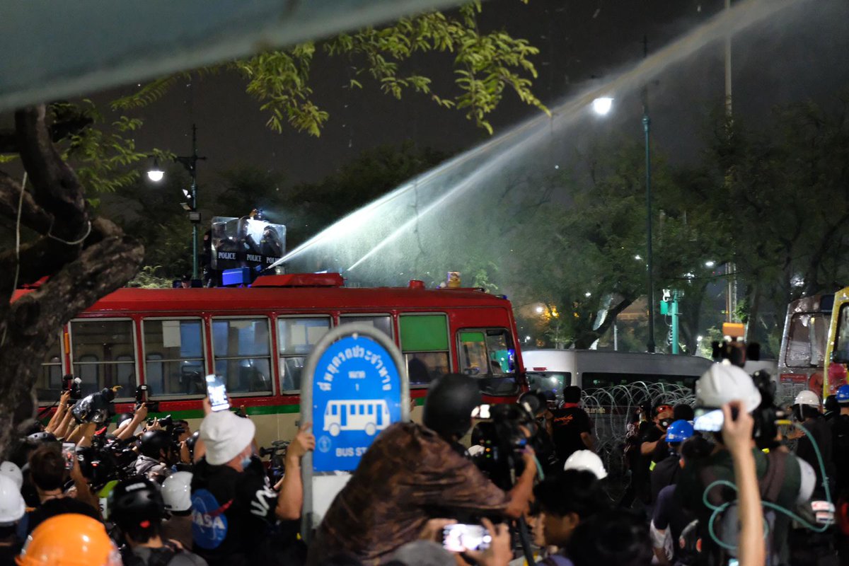 ThaiEnquirer's tweet photo. The water cannons were deployed earlier without warning and into a crowd mixed with press, protesters and children. 

Protesters understandably mad. 

#ม็อบ8พฤศจิกา #whatishappeninginthailand https://t.co/bYvXjdckFK