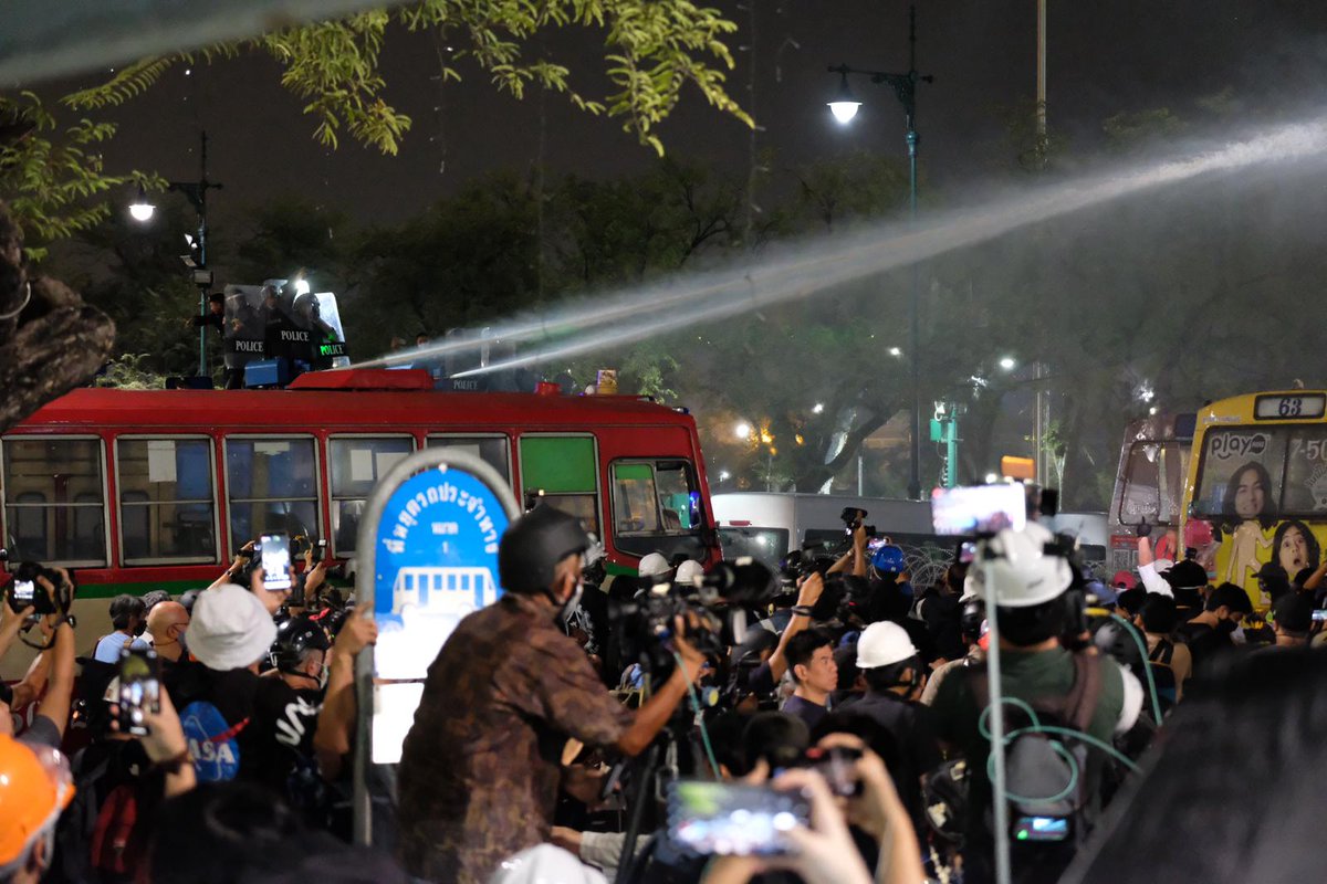 ThaiEnquirer's tweet photo. The water cannons were deployed earlier without warning and into a crowd mixed with press, protesters and children. 

Protesters understandably mad. 

#ม็อบ8พฤศจิกา #whatishappeninginthailand https://t.co/bYvXjdckFK