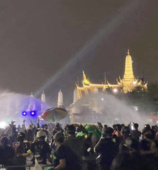 bluedragon_tk's tweet photo. มินเนี่ยน นึกว่ากลับกันหมดเเล้ว โผล่ด้านหลัง #ม็อบ8พฤศจิกา #ราษฎรสาส์น https://t.co/Ex3rNuu6DD