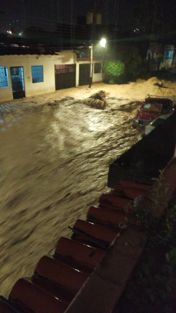 KarimVera6's tweet photo. Las fuertes lluvias de anoche sabado 7/11 tienen bajo las aguas al sector el Cafetal de Rubio mcpio Junín #Tachira a causa del debordamiento del Río Carapo.

 Es alarmante la situación!!! https://t.co/Z7leITZEa7
