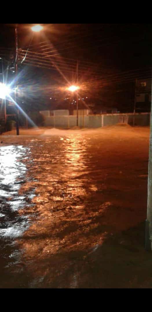 KarimVera6's tweet photo. Las fuertes lluvias de anoche sabado 7/11 tienen bajo las aguas al sector el Cafetal de Rubio mcpio Junín #Tachira a causa del debordamiento del Río Carapo.

 Es alarmante la situación!!! https://t.co/Z7leITZEa7