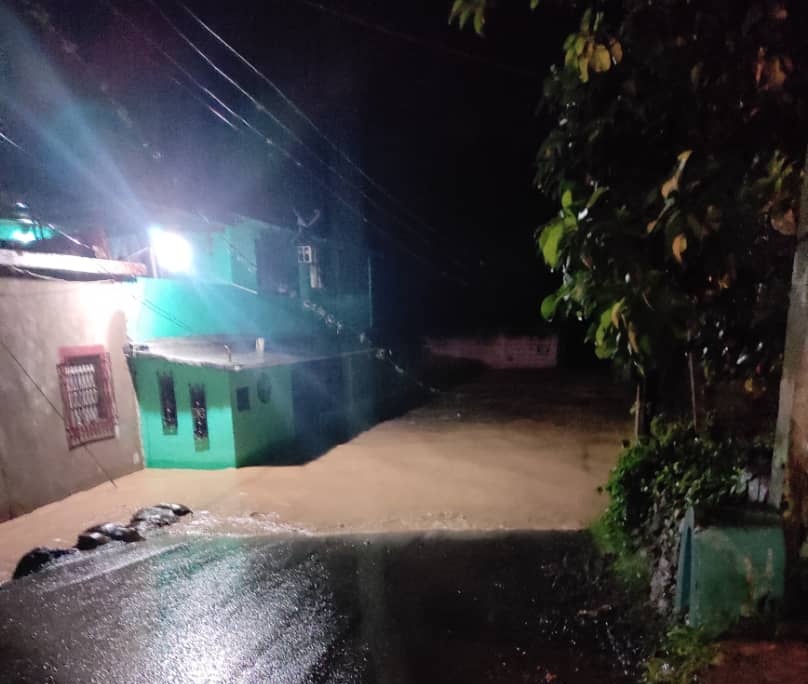 KarimVera6's tweet photo. Las fuertes lluvias de anoche sabado 7/11 tienen bajo las aguas al sector el Cafetal de Rubio mcpio Junín #Tachira a causa del debordamiento del Río Carapo.

 Es alarmante la situación!!! https://t.co/Z7leITZEa7