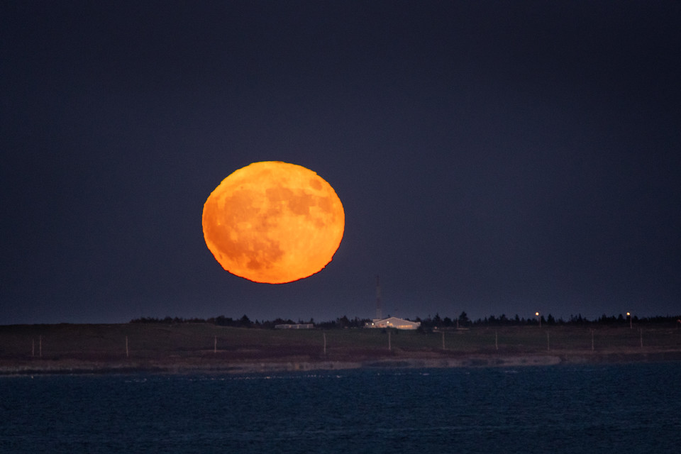 GeekBoy100's tweet photo. It is amazing how fast the moon moves when on the horizon.  It is only a matter of 5-10 minutes from the time you see the moon until it is no longer on the horizon. 
#visitnovascotia https://t.co/nqLrHPR8fP