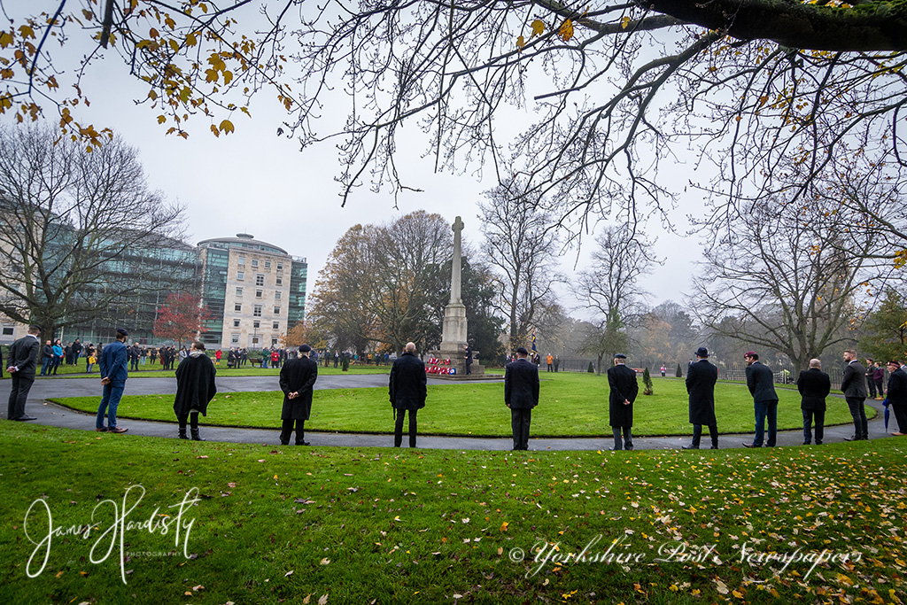 YPinPictures's tweet photo. Crowds gathered at #York #Cenotaph on #RemembranceDay obeying #Social #Distance #RememberanceSunday
@yorkshirepost @YPinPictures
#lestweforget2020 @MarisaCashill #RemembranceDay2020 #WarVeterans #RemembranceSunday #Yorkshire #photography #YPlive https://t.co/EjjajSGj99