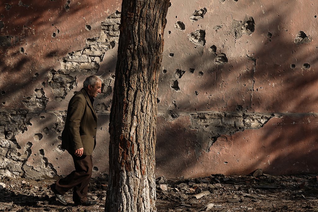 1/ In two weeks I spoke to over 15 civilians who had just come from  #NagornoKarabakh. They provide an important account of developments from those parts of region, which stay inaccessible due to security situation.(photo credit:  https://eurasianet.org/photo-essay-life-underground-in-karabakh)