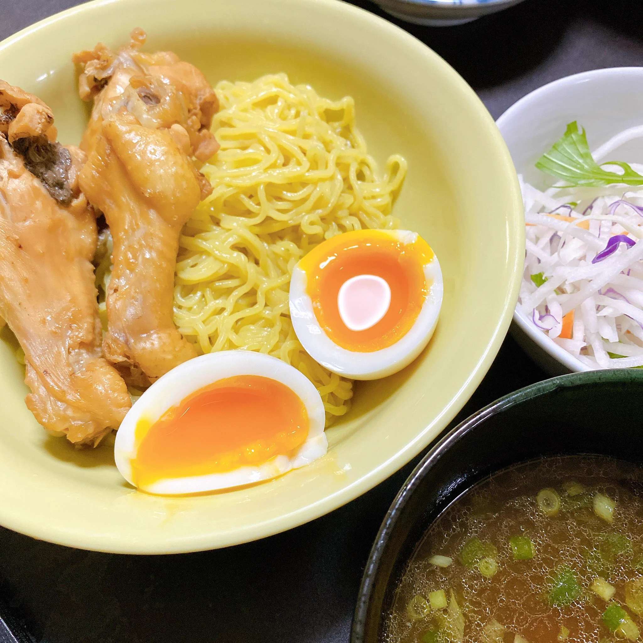晩ご飯。手羽元のさっぱり煮とつけ麺。今日はこれを作ると決めてた！  