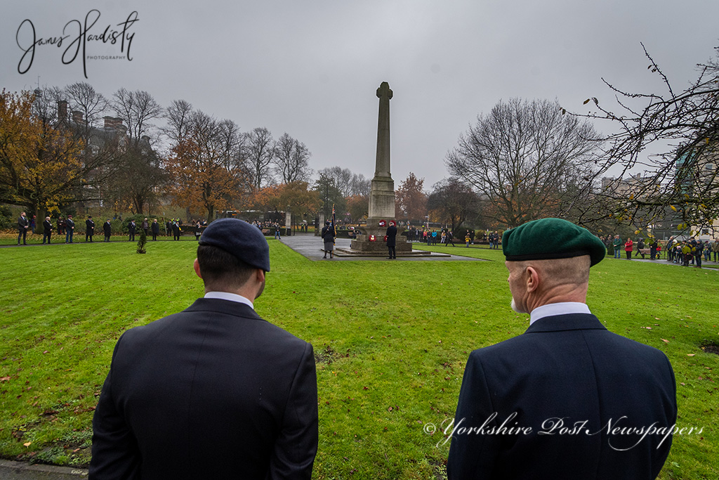 YPinPictures's tweet photo. Crowds gathered at #York #Cenotaph on #RemembranceDay obeying #Social #Distance #RememberanceSunday
@yorkshirepost @YPinPictures
#lestweforget2020 @MarisaCashill #RemembranceDay2020 #WarVeterans #RemembranceSunday #Yorkshire #photography #YPlive https://t.co/EjjajSGj99