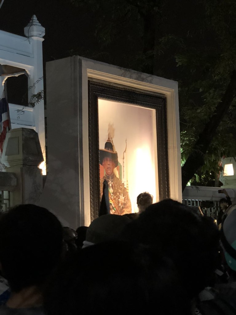 ibozo's tweet photo. 19.15 น. แนวหน้า ขณะที่ กำลังเจรจากับ ตร. มีคนพยายามจะเผาพระบรมฉายาลักษณ์ เพื่อกระตุ้นสถานการ แต่ถูกทีมการ์ดตะครุบตัวไว้ได้ทัน และนำตัวออกจากพื้นที่ชุมมนุน #ม็อบ8พฤศจิกา #ราษฎรสาส์น https://t.co/mejJJy6C1A