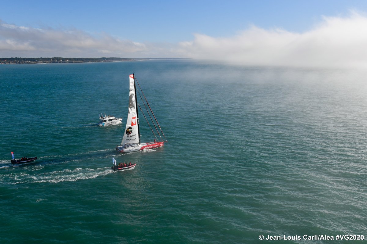Le départ est encore repoussé et est désormais prévu à 14h00. <a href="/samanthadavies/">Sam Davies</a> est dans les starting-blocks.
#VendeeGlobe2020 #VG2020