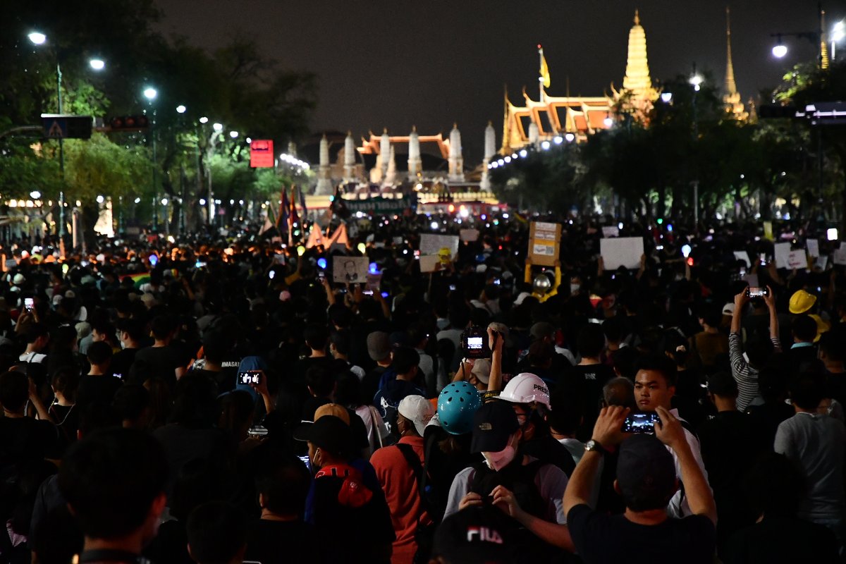 Many protesters are still standing their ground close to the Grand Palace, their resolve cemented by the riot police's use of water cannon earlier.  #ม็อบ8พฤศจิกา  #Thailand  #KE  #whatshappeninginthailand