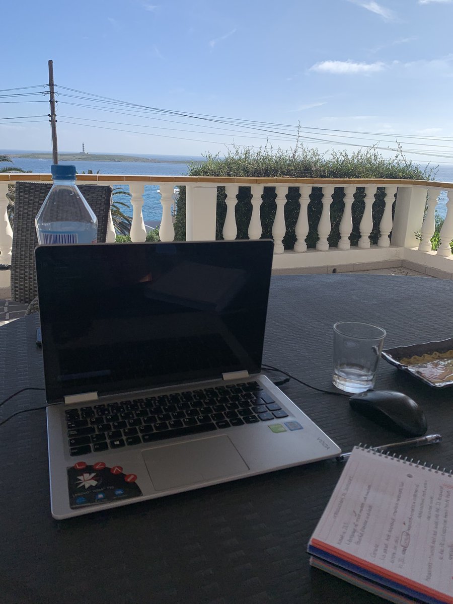 LorettaSav's tweet image. Working on a Sunday be like:
👌❤️
(Working/social media-ing/poser-ing) 
#codingfordummies #codingsunday