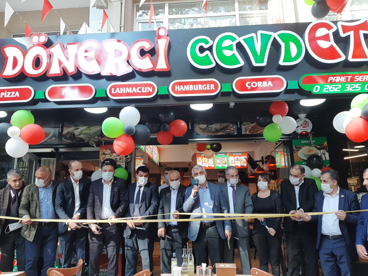 İzmit'te yürüyüş yolunda yeni bir ticari gitişim yapan esnaf kardeşimizin yanındaydık

Ekonomik kriz ve Coronaya rağmen cesur adımında ona başarılar diledik