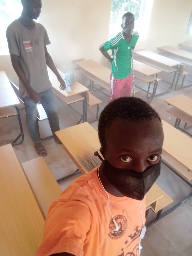 eclairufisque's tweet photo. Le @eclairufisque  était à côté des anciens du CEM Arafat 2 pour assainir l'école afin de préparer L' accueil des élèves.
Comme le rappeler hier le Baye le Kalif et @AssMalick31 la Radio #JokkoFm :" L' éclaireur se rend utile et fait chaque jour une bonne action".
@ScoutingAfrica https://t.co/pWIrTcsK19
