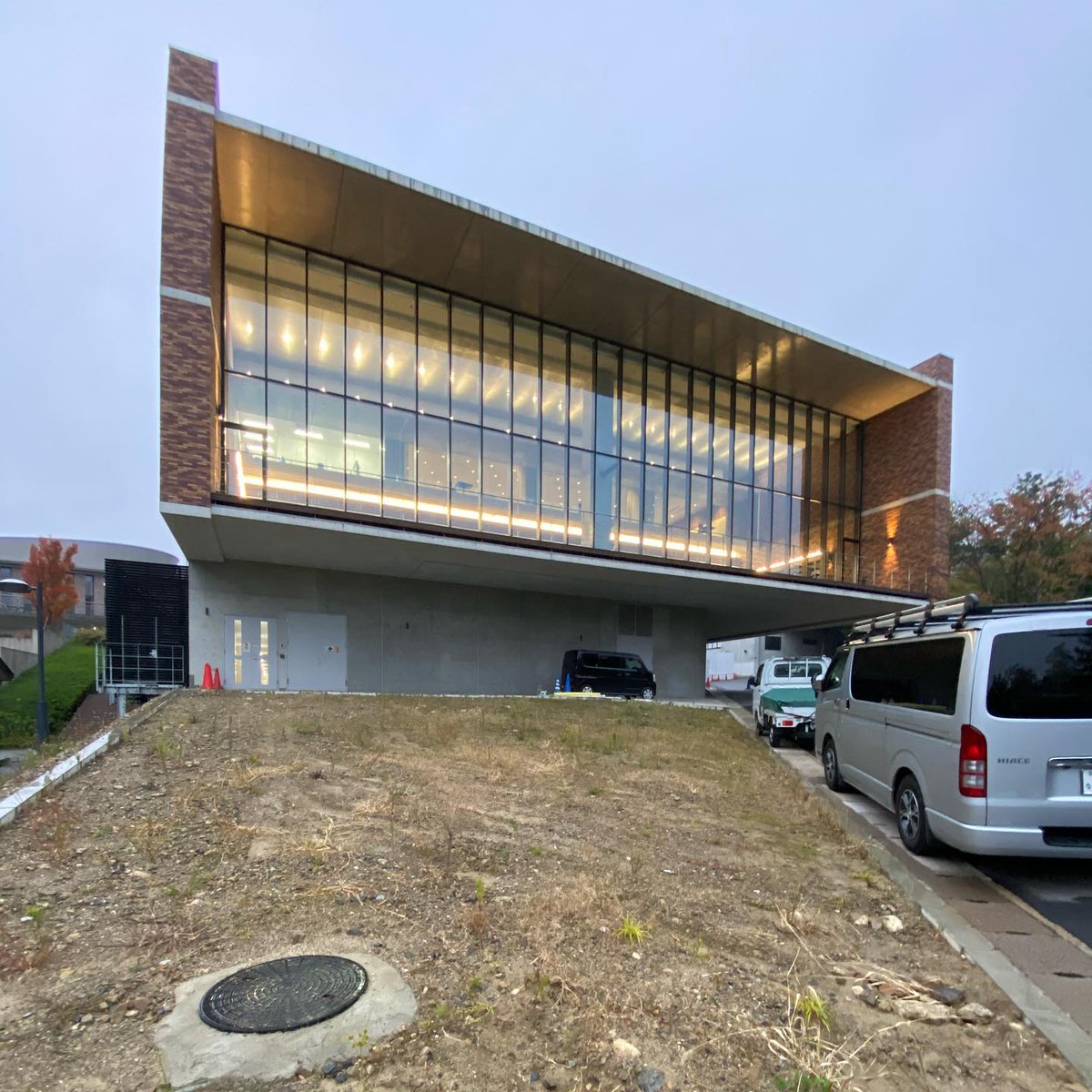 PassiveComeHome's tweet photo. 京都芸術大学大学院の先生、建築家岸和郎先生の設計された、建物見学に参加。うける、ひらく、など建築の作法を岸先生の解説付きという贅沢な一日。
京都大学、京都工芸繊維大、京都芸術大学、3��の岸建築を堪能。

#パッシブデザイン #passivedesigncomehome https://t.co/MEJ56ogcgr