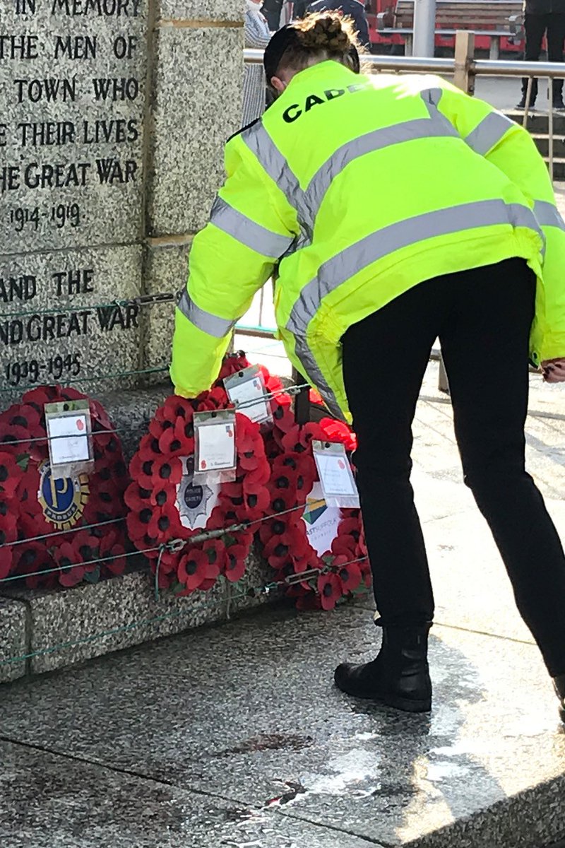 LowestoftPolice's tweet photo. We would like to thank Cadet Farrington who placed the wreath in Remembrance at the #lowestoft Cenotaph on behalf of the Lowestoft Emergency Services Cadets who cannot be there today. #RemembranceDay #lestweforget2020 #ESCadets #1330 https://t.co/j6ZnElKeXj