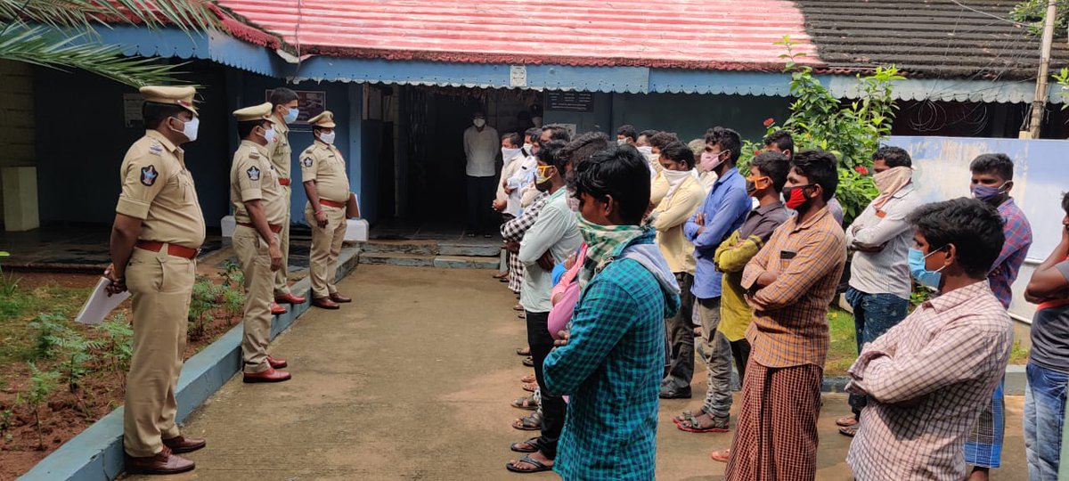 sp_nlr's tweet photo. నెల్లూరు జిల్లా వ్యాప్తంగా రౌడీ షీటర్, BC లకు కౌన్సెలింగ్ ఇస్తున్న దృశ్యాలు..#nellorepolice #appolice @appolice100 #rowdy #badcharacters https://t.co/QZap4uqSLE