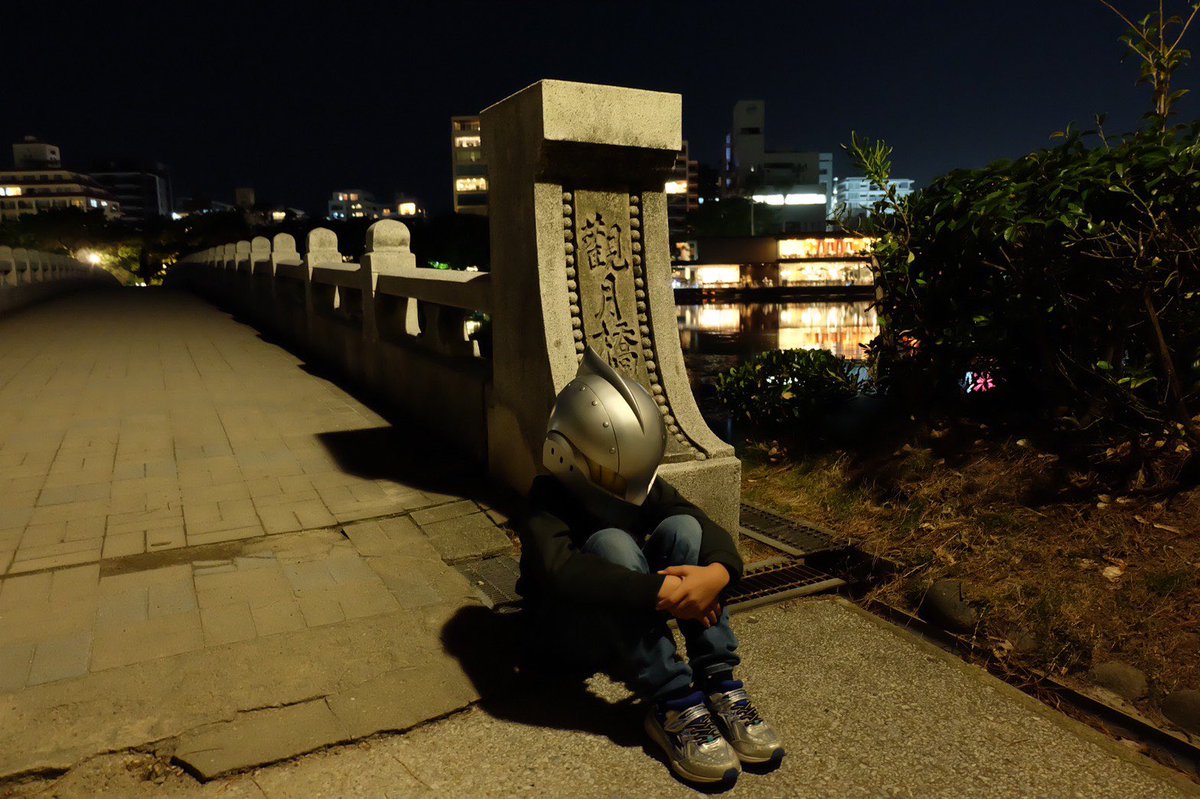 谷口亮 Ar Twitter 夜の大濠公園で妻に撮影してもらった 丹前 どてら ヒーロー マスク 谷口亮 大濠公園