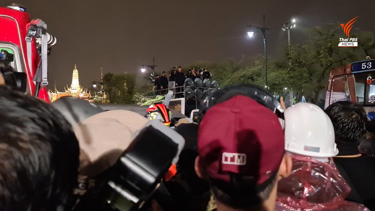 19.25 น. พล.ต.ต.เมธี รักพันธุ์ ชี้แจงกรณีฉีดน้ำใส่มวลชนว่าเป็นไปตามขั้นตอนกฎหมาย ไม่ต้องการให้ผู้ชุมนุมฝ่าฝืนแนวกั้นเข้าใกล้เขตพระราชฐาน หลังมีการเตือนให้ออกนอกแนว แต่พบว่าบางคนรื้อลวดหนาม จึงจำเป็นต้องฉีดน้ำตามขั้นตอน พร้อมกล่าวขอโทษผู้ชุมนุม #เกาะติดชุมนุม63 #ม็อบ8พฤศจิกา