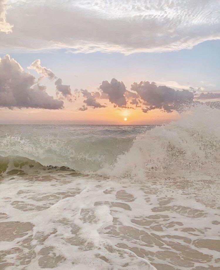 LFdCesmas's tweet photo. Observa un amanecer. Es un comienzo, un renacimiento, una vuelta a ser, una complicidad entre la luz y la vida...

Llévatelo a tu interior. Nos hace mucha falta comenzar cada día con la Fuerza del CORAZÓN 
💪🏼♥️

#AmaNACER
#VamosASalirDeEsta

@AlejandroSanz https://t.co/tbvuAEVopJ