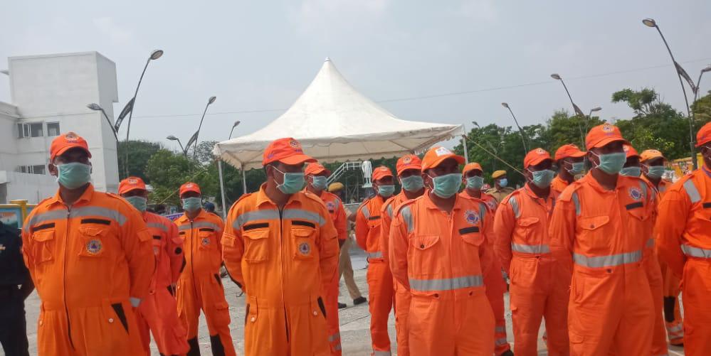 ExcmPuducherry's tweet photo. HCM Shri.@VNarayanasami along with Hon'ble Revenue Minister Shri M.O.H.F.Shajahan flagged off the Bike Rally on #COVID19 Awareness in Puducherry by National Disaster Response Force (NDRF) at Beach Road organized by District Disaster Management Authority#puducherry #covidawareness https://t.co/MBXTj0ZLg2