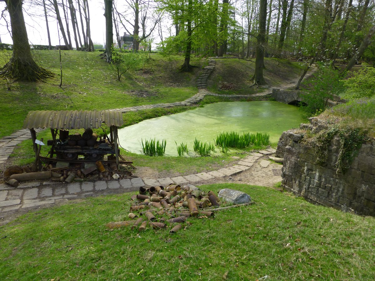 I visited Hooge with my husband and our friend Nick back in 2015. At first look the space is quite lovely. It has a pretty tearoom next to a large picturesque pond.