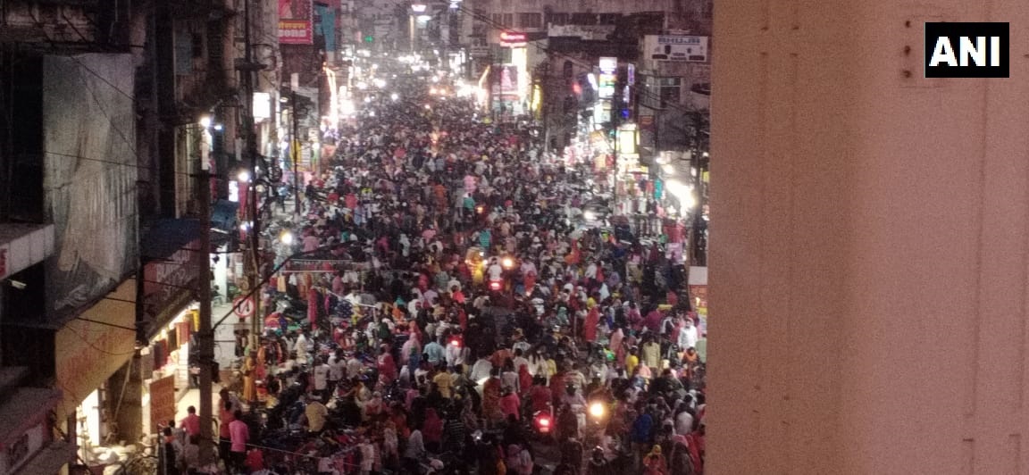 ANI's tweet photo. Maharashtra: Sitabuldi market in Nagpur is thronged by people amid festive season. https://t.co/Vs8j2pbhQ7