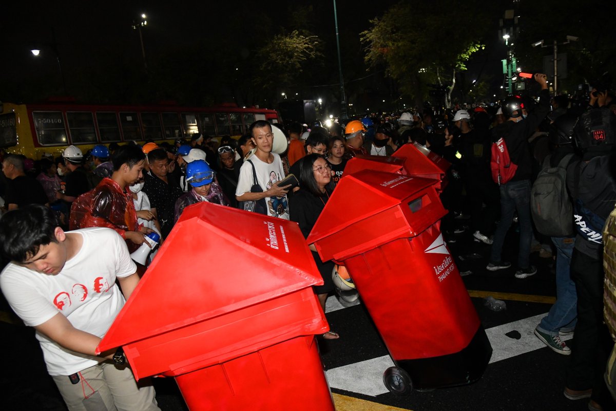 Makeshift mailboxes filled with letters addressed to HM King are wheeled to the frontline where protest guards are facing off with the riot police.  #ม็อบ8พฤศจิกา  #Thailand  #KE  #whatshappeninginthailand