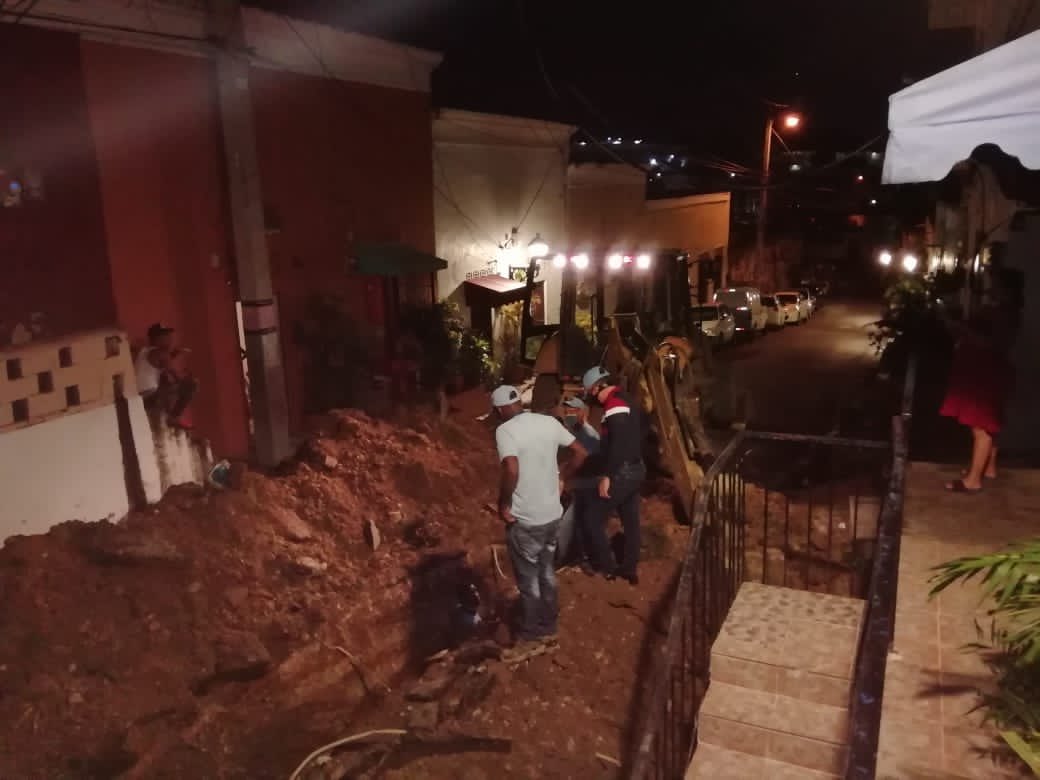 caasdrd's tweet photo. Trabando día y noche

Ayer continuamos los trabajos en Santa Bárbara, llevando solución a sus residentes.

#CAASDRD #LlegandoyTrabajando https://t.co/WaEuse9Rz1