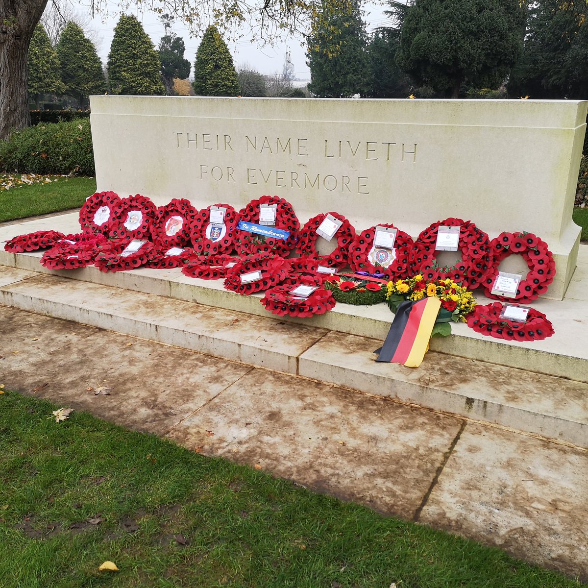 emilysmithLD's tweet photo. The #RemembranceDayservice at #Botley Commonwealth Wars Graves was very moving, despite the restricted attendance this year. Thank you to North Hinksey Parish Council for the opportunity to lay a wreath on behalf of @WhiteHorseDC #WeWillRememberThem https://t.co/xi07UFy9jo