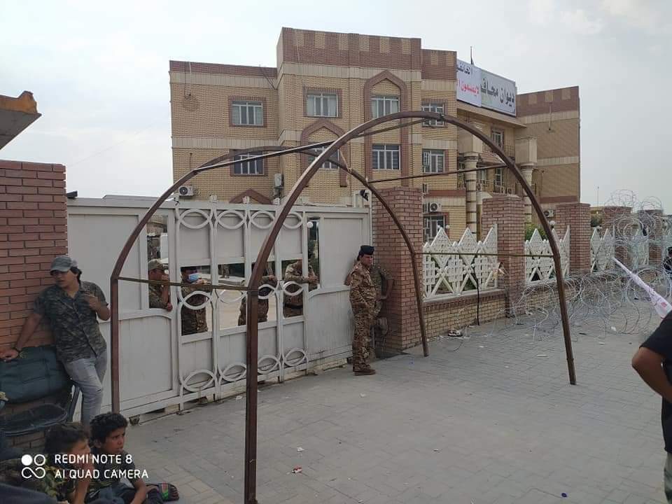 Mon_Alyasry's tweet photo. ثوار ساحة الحبوبي يغلاق مبنى ديوان المحافظة لحين استقالة المحافظ #ناظم_الوائلي 
بمساندة شيوخ العشائر وبعض النقابات ويقومون بنصب الخيم والسرادق 
#التغيير_يبدأ_من_الناصريه https://t.co/etOAhdXg9b