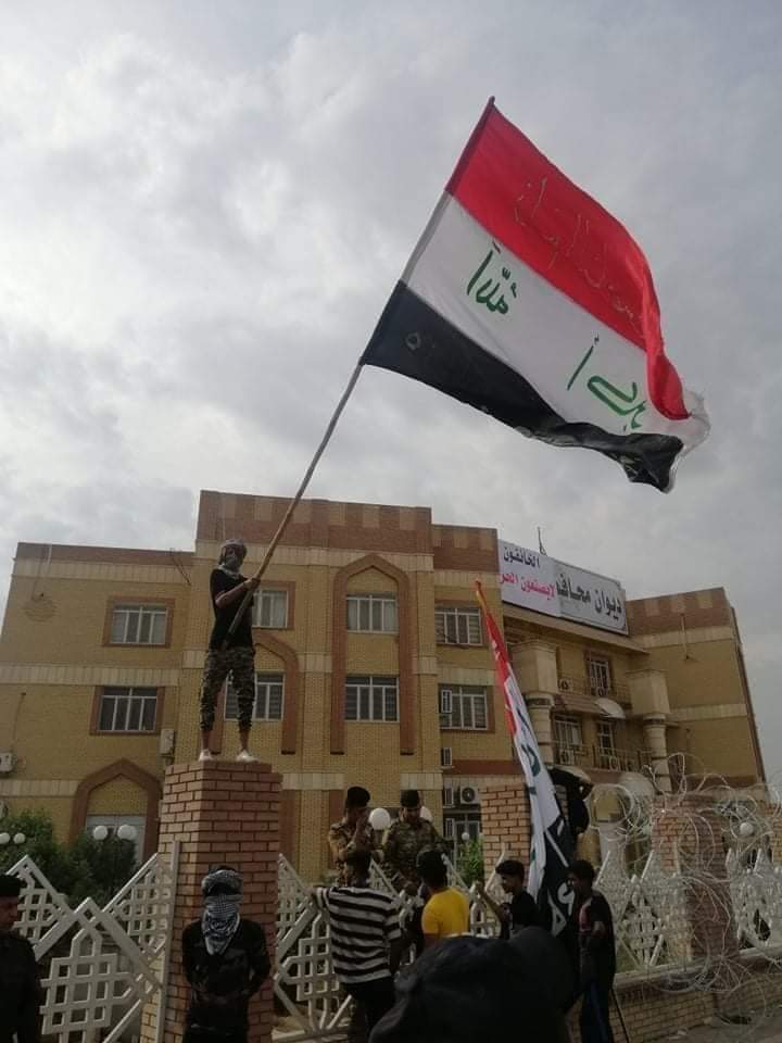 Mon_Alyasry's tweet photo. ثوار ساحة الحبوبي يغلاق مبنى ديوان المحافظة لحين استقالة المحافظ #ناظم_الوائلي 
بمساندة شيوخ العشائر وبعض النقابات ويقومون بنصب الخيم والسرادق 
#التغيير_يبدأ_من_الناصريه https://t.co/etOAhdXg9b