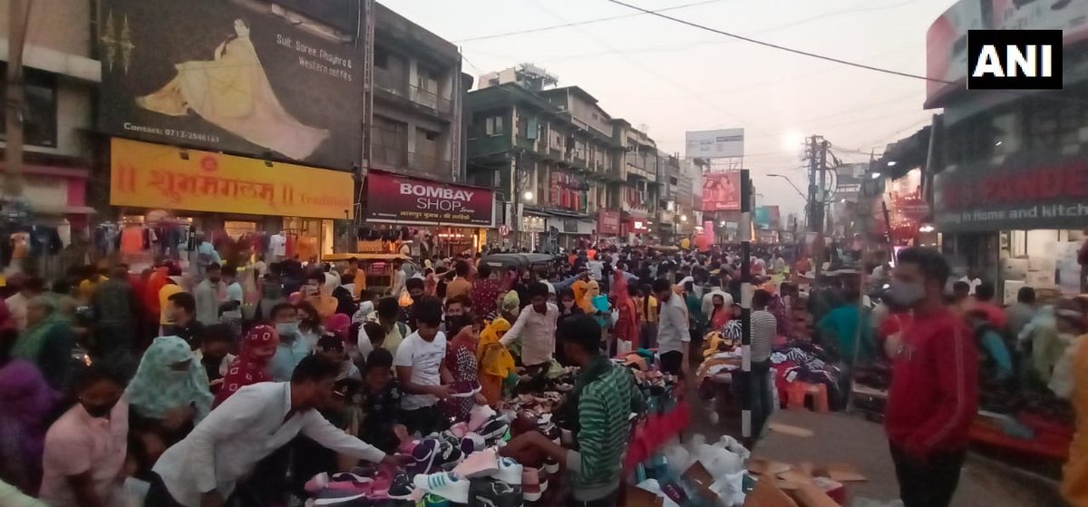 ANI's tweet photo. Maharashtra: Sitabuldi market in Nagpur is thronged by people amid festive season. https://t.co/Vs8j2pbhQ7