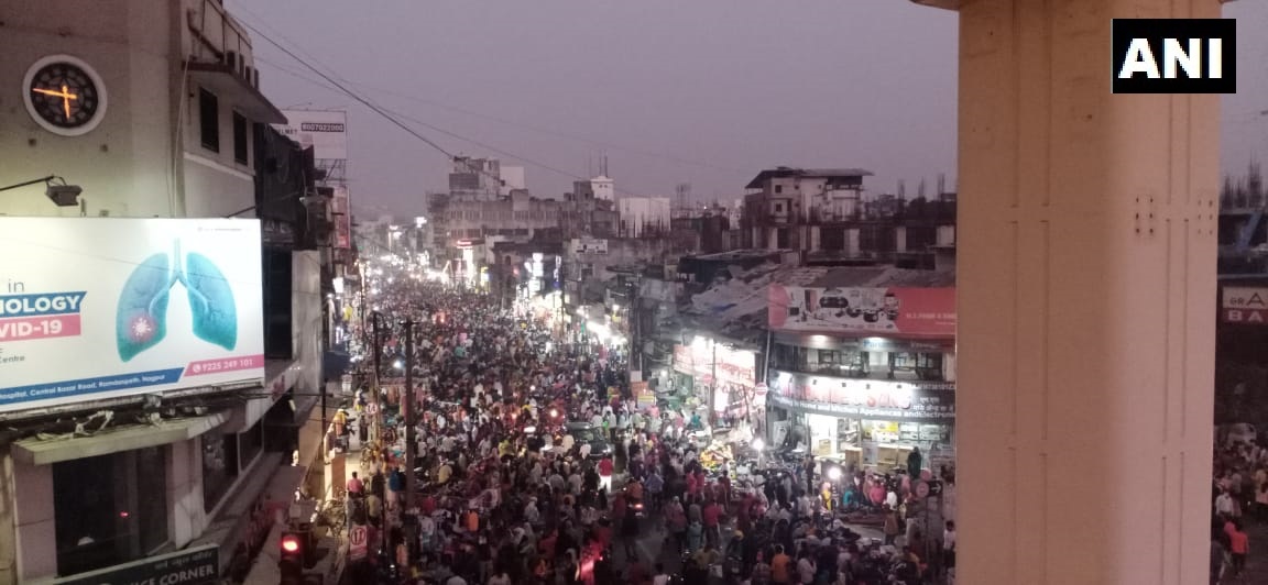 ANI's tweet photo. Maharashtra: Sitabuldi market in Nagpur is thronged by people amid festive season. https://t.co/Vs8j2pbhQ7