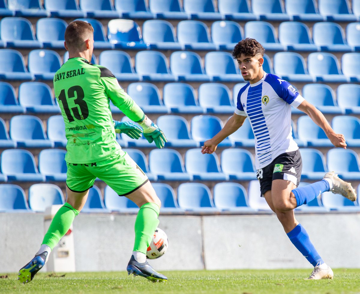 cfhercules's tweet photo. ¡FINAL! ¡FINAL! ¡FIIIINAAAAAL!

#HérculesPeña | 1-0 

¡Segunda victoria en liga del #HérculesCF!💪 

¡El gol de David Sánchez nos da el ➕3️⃣! 

#MachoHércules 🤍💙 https://t.co/SSDGrWeiGo