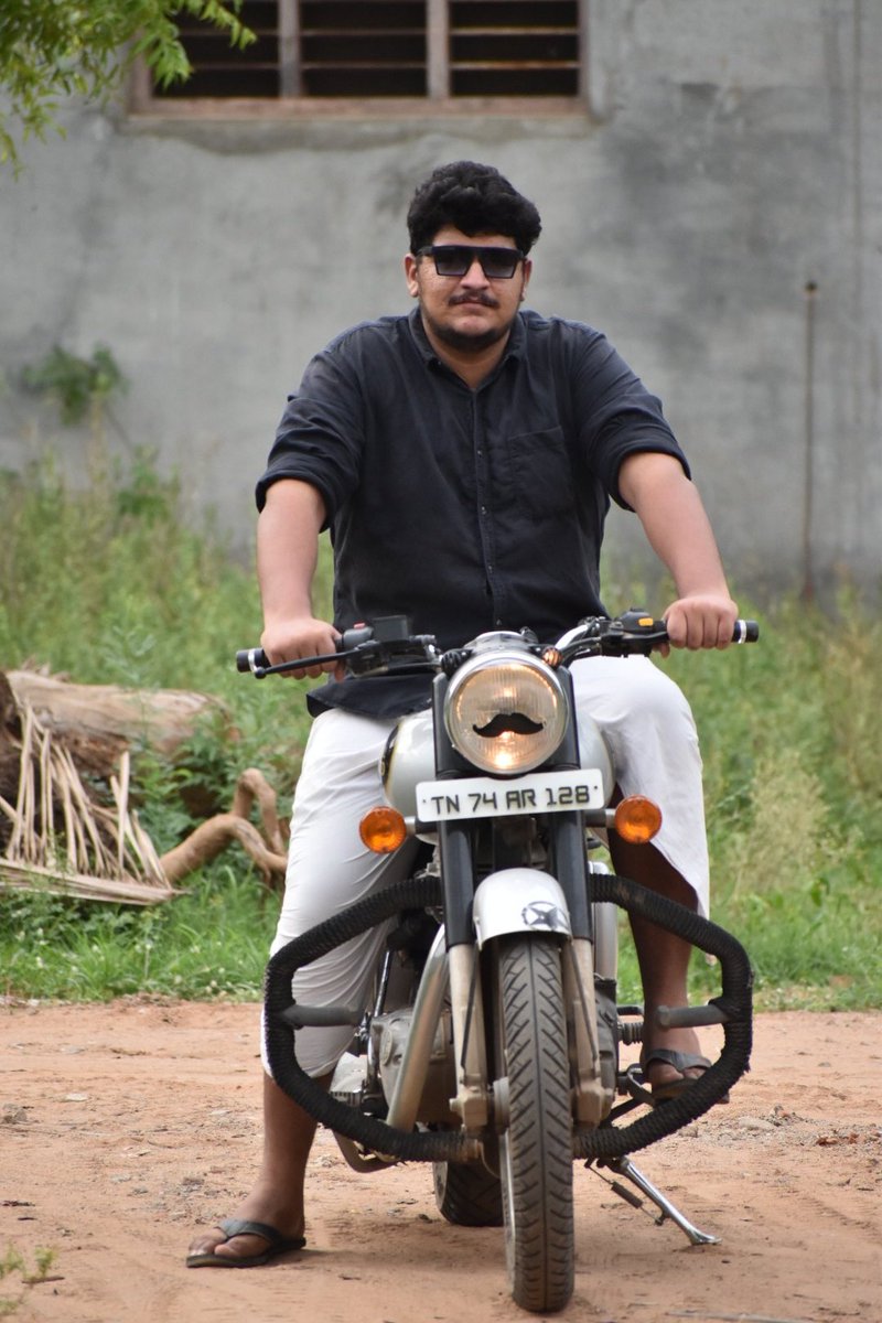 noohansari96's tweet photo. The best thing btw a man's legs😜 - Royal Enfield🖤 https://t.co/pytYnTB5Fw