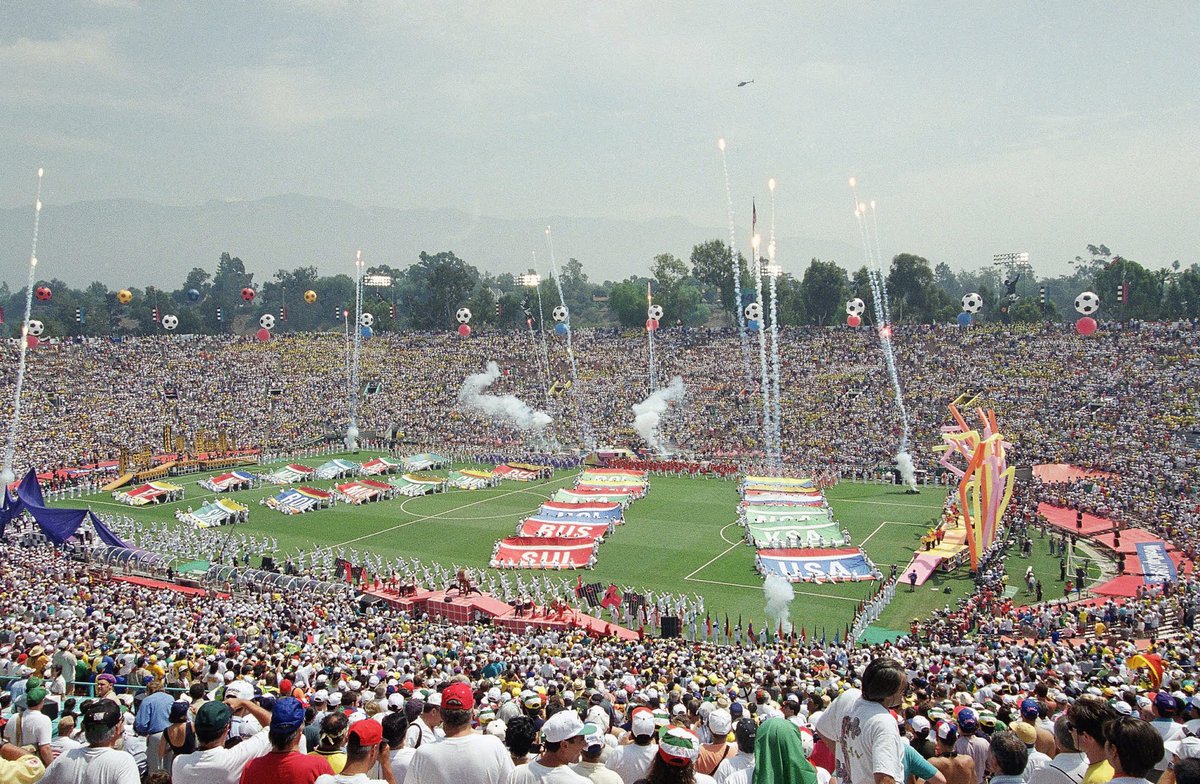 MikaelReferee's tweet photo. A look back at the refereeing of World Cup 1994, a revolutionary tournament for football officiating. 

Feel free to participate on the blog which should (all being well) be updated daily. 

https://t.co/9yYdVXLMcK https://t.co/LQgrS03USm