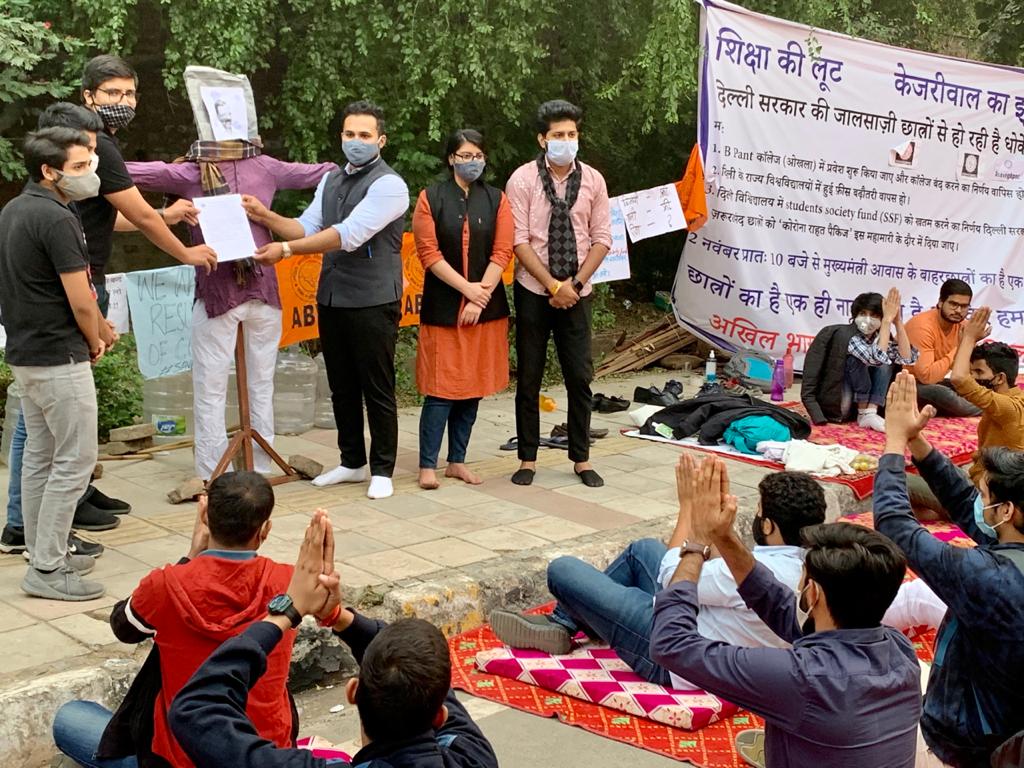 AkshitDahiyaBJP's tweet photo. आज छात्र विरोधी @ArvindKejriwal सरकार के विरूद्ध चल रहे हमारे आंदोलन के 7वे दिन छात्रो द्वारा छात्र विरोधी केजरीवाल जी का पुतला बना विनम्रतापूर्वक अपना ज्ञापन सौंप उन्हें एवं उनका झूठ और पाखंड का घमंड तोड़ हमारी जायज मांगो को मानने का निवेदक किया

#SaveDelhiEducation #SaveGbpec https://t.co/iNt33VhT5R