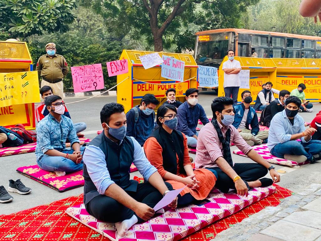 AkshitDahiyaBJP's tweet photo. आज छात्र विरोधी @ArvindKejriwal सरकार के विरूद्ध चल रहे हमारे आंदोलन के 7वे दिन छात्रो द्वारा छात्र विरोधी केजरीवाल जी का पुतला बना विनम्रतापूर्वक अपना ज्ञापन सौंप उन्हें एवं उनका झूठ और पाखंड का घमंड तोड़ हमारी जायज मांगो को मानने का निवेदक किया

#SaveDelhiEducation #SaveGbpec https://t.co/iNt33VhT5R