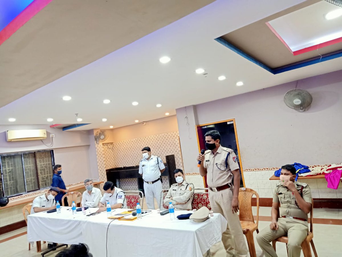 hwhcitypolice's tweet photo. Today (08.11.2020) Co-ordination meeting was organised for #KaliPuja2020, #Diwali2020, #ChhathPuja2020, #JagatdhatriPuja2020 with all Puja Organisers & Other Departments under #AJC Bose B.GardenPS and #Chatterjeehat PS of #HowrahCityPolice
#WeCareWeDare
#ToServeandProtect https://t.co/1AAJXYP4gC