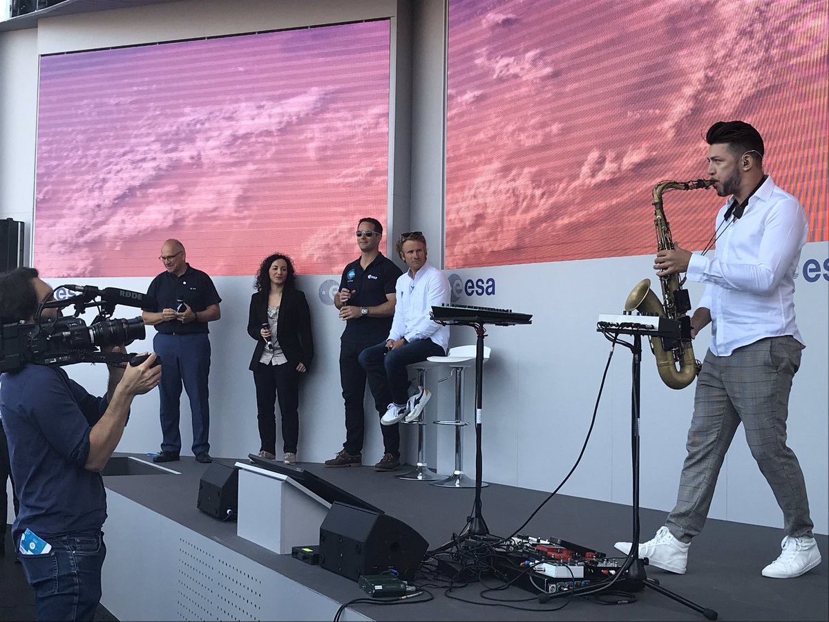 Brigitte_Ba's tweet photo. Toujours #dansmontéléphone, ces photos-souvenirs du passage de @francoisgabart (vainqueur #VG2012) sur le pavillon de l’ESA au dernier @salondubourget... Astronautes (ici @Thom_astro) et navigateurs en solitaire vivent des expériences similaires en de nombreux points. #VG2020 https://t.co/tsuNgaa1M5