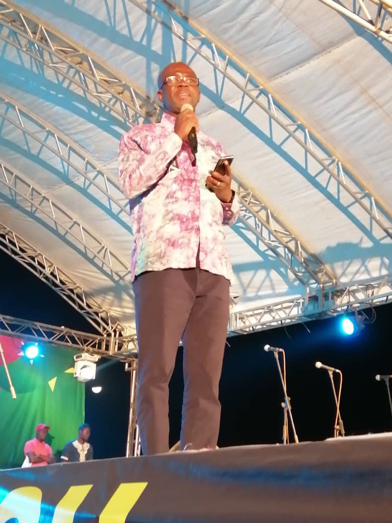 RochLabel's tweet photo. Abdoul Karim SANGO, Président d'honneur de #The_Roch_Label lors de son intervention hier soir sur le podium du Grand Concert de Karpala.
Une séquence mémorable avec des mots forts. 
@hkab24 @rochkaborepf @NinaFatym @moussaedouard @KoneDavid3 @MicheleTiendre1 https://t.co/VNQAv5Qmaw