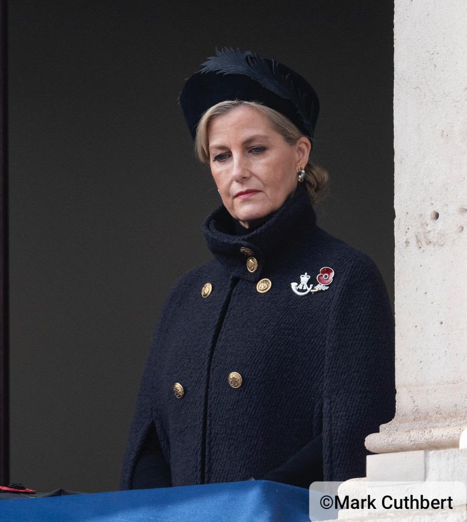 RoyalFamily's tweet photo. The Duchess of Cornwall, The Duchess of Cambridge, The Countess of Wessex and Vice Admiral Sir Tim Laurence joined The Queen on the balcony of the @FCDOGovUK building to watch the #RemembranceDay service. https://t.co/evNkURRuJK